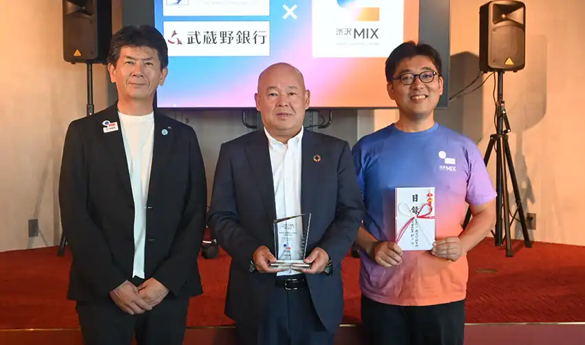 贈呈式に参加した(左から)長堀頭取と村上社長、渋沢MIXの星野邦敏チーフコミュニティマネージャー(8月8日、渋沢MIX)
