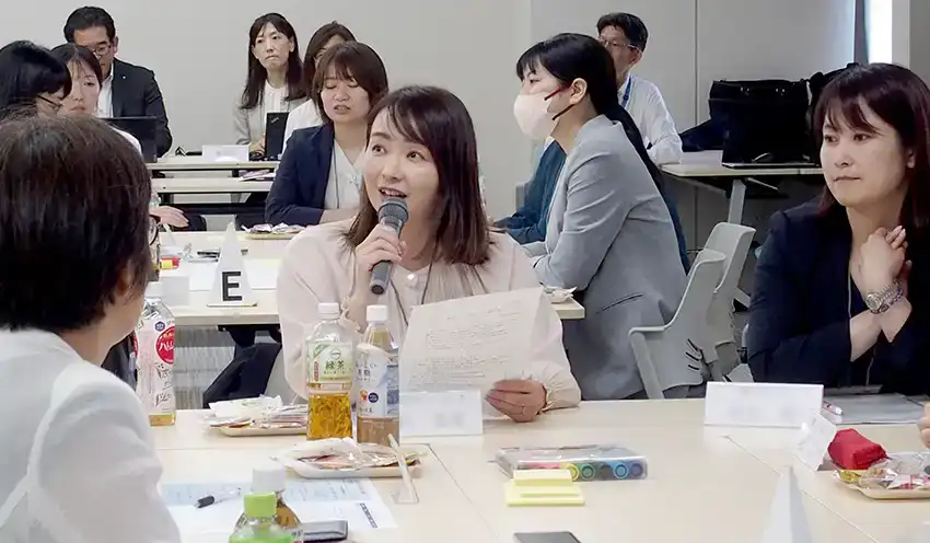 女性活躍やキャリアパスについて意見を発表する班の代表者（7月29日、足利銀研修センター）