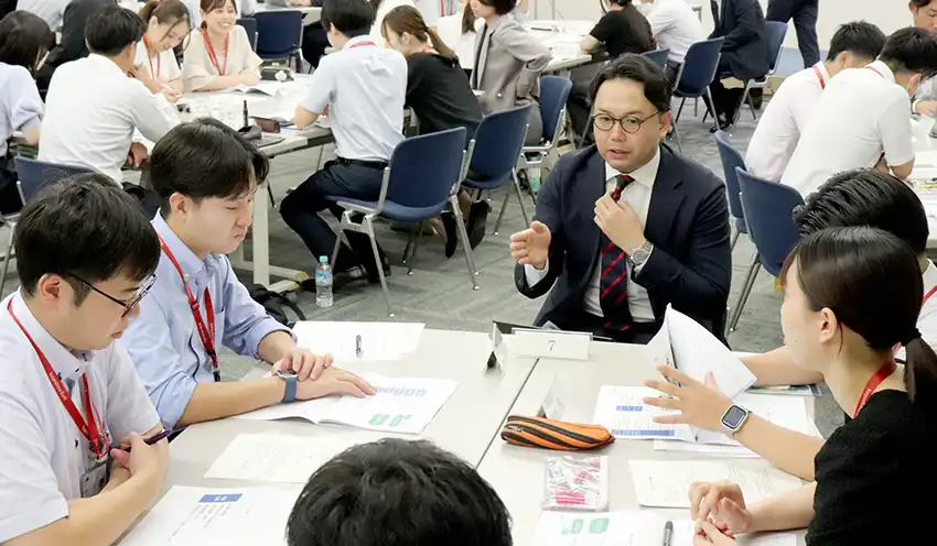 取引先への課題解決策を議論するグループワーク（中央が大西さん、8月15日、鹿児島銀行かぎん会館with）