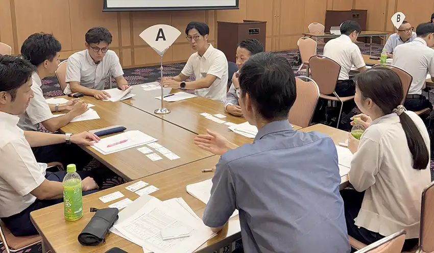 事業者支援の注意点などを共有する参加者（8月22日、岡山県信保協提供）