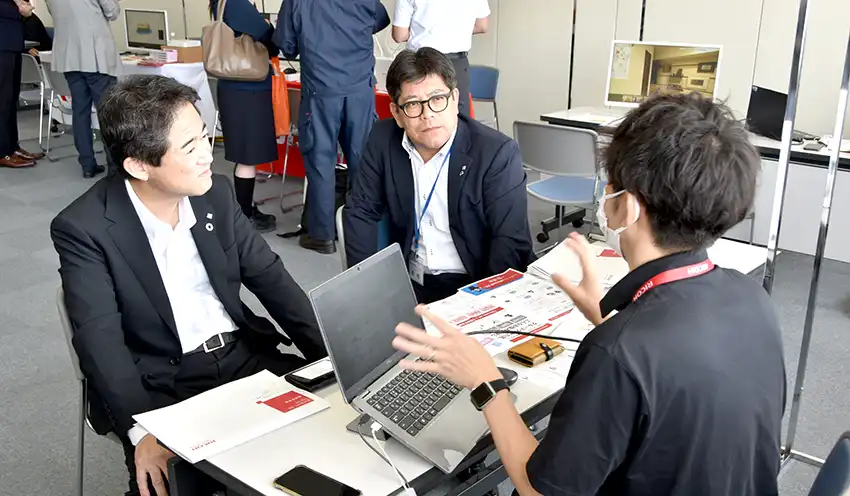 働き方改革に関する情報を収集する(左から)しまなみ信金の坂田和紀常務と河村祐治理事(8月22日、ベイタウン尾道)