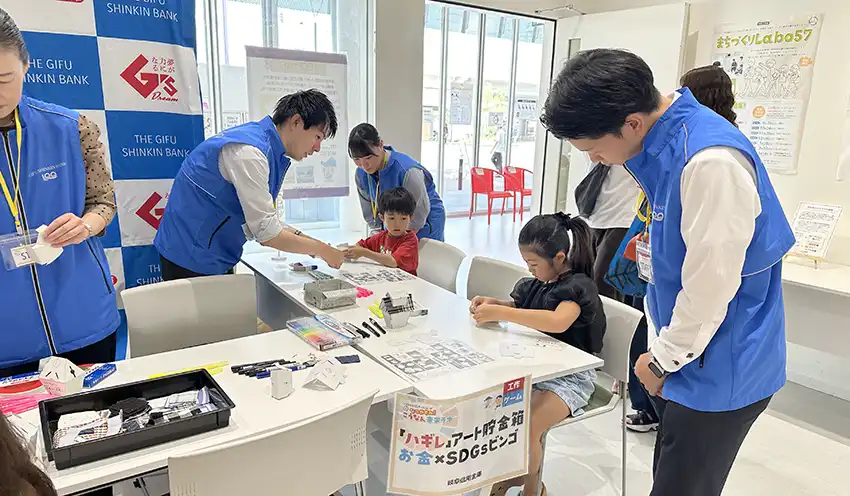 貯金箱づくりを体験する子どもたち（8月23日、江南市地域交流センター、提供）