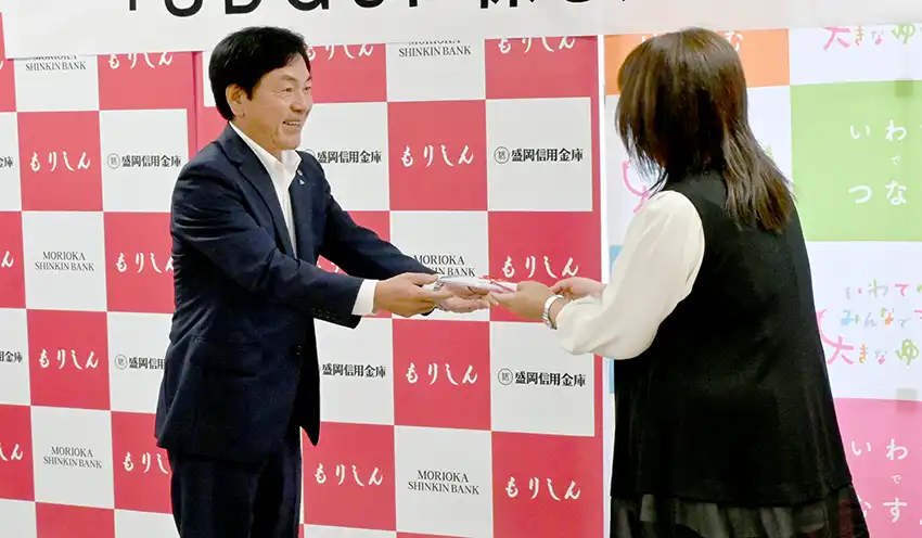 寄付金の目論見書を手渡す浅沼理事長（左、8月26日、岩手県庁）