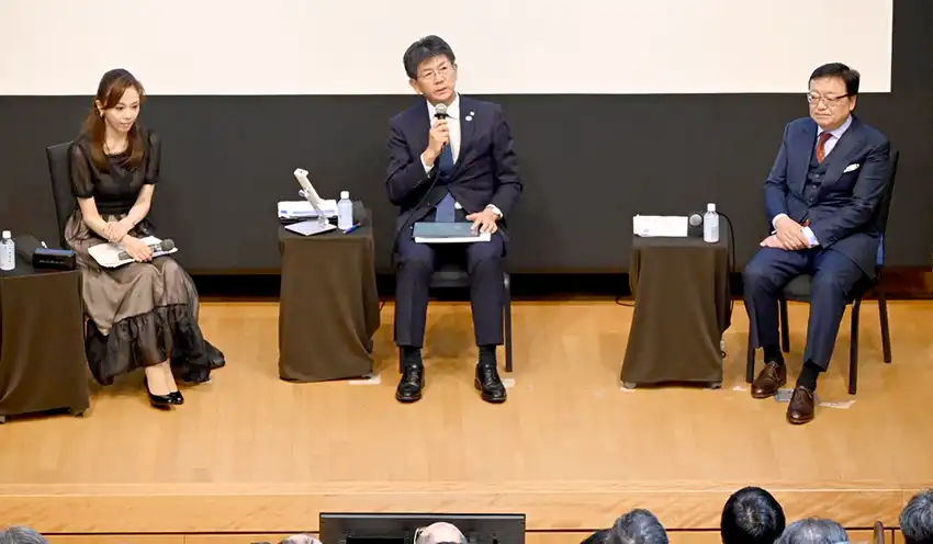 対談する長堀頭取(中央)と三宅社長(右、8月27日、さいたま市内)