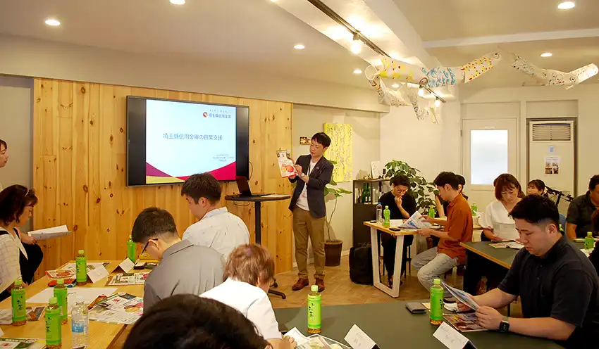 創業支援制度を説明する齋藤広樹・加須支店長代理（8月27日、コミュニティカフェ加須間）