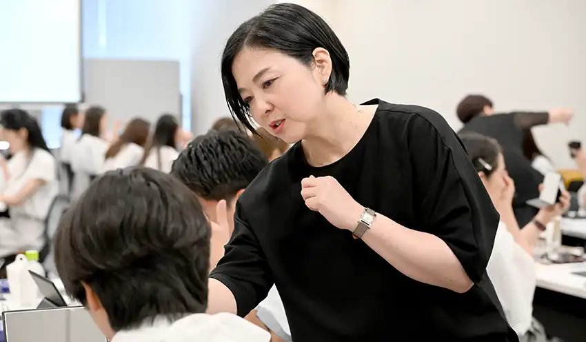 男性行員に眉の描き方を指導する資生堂の光石幸代さん（8月27日、豊洲フロント）