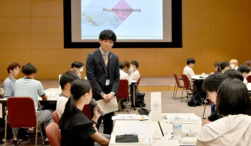 学生と質疑応答する中国銀コンサルティング営業部の安東主任(8月29日、本店)
