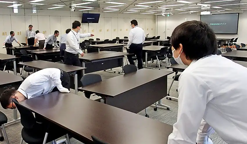 野村証券社員の研修会場を設営する野村かがやきの社員たち（7月17日、アーバンネット大手町ビル）