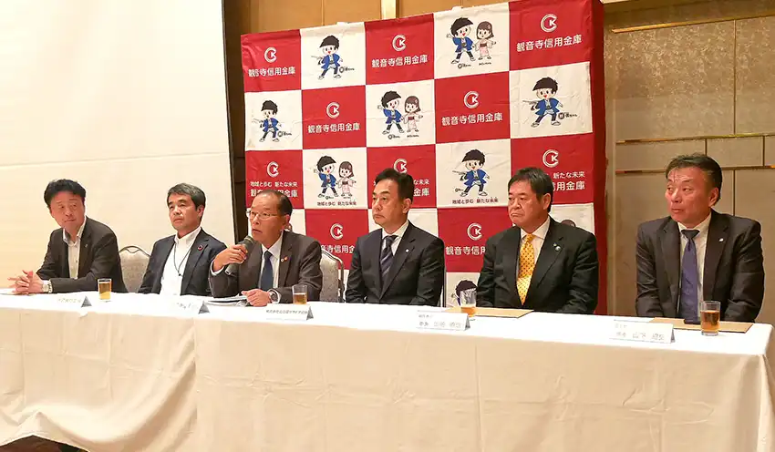 協議会設立の狙いを説明する須田相談役（左から3人目、8月5日、観音寺市内）