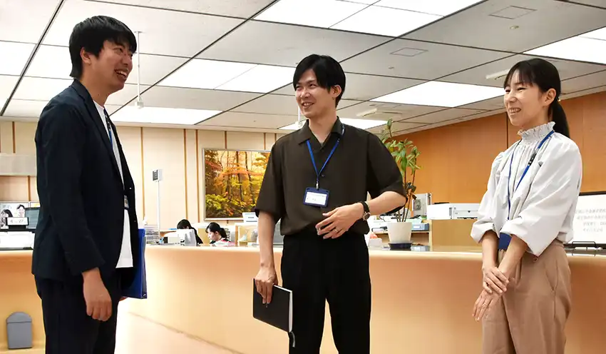 ビジネスカジュアルで勤務する本店営業部の（左から）髙多篤志係長、稲村直道係長、舩越絵津子係長（本店営業部）