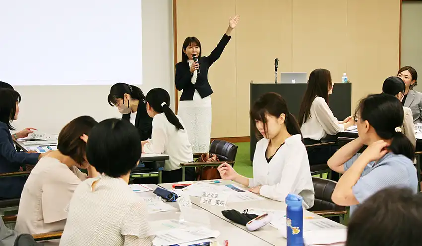 女性社員たちに考える事例を出し、論理的思考を伝授した大嶋氏（7月8日、本店）