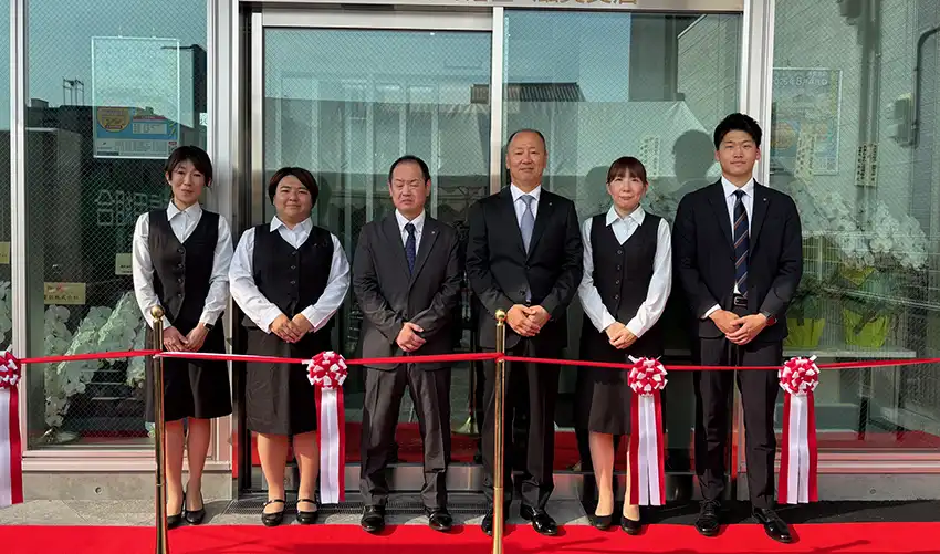 鄭支店長(左から4人目)ほか滋賀支店の職員(京滋信組提供)