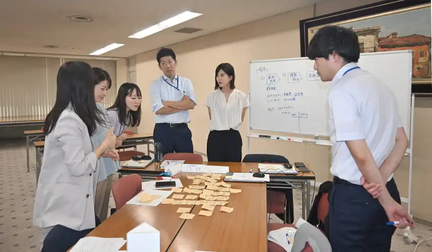 意見交換をする参加者ら（8月8日、七十七銀本店）
