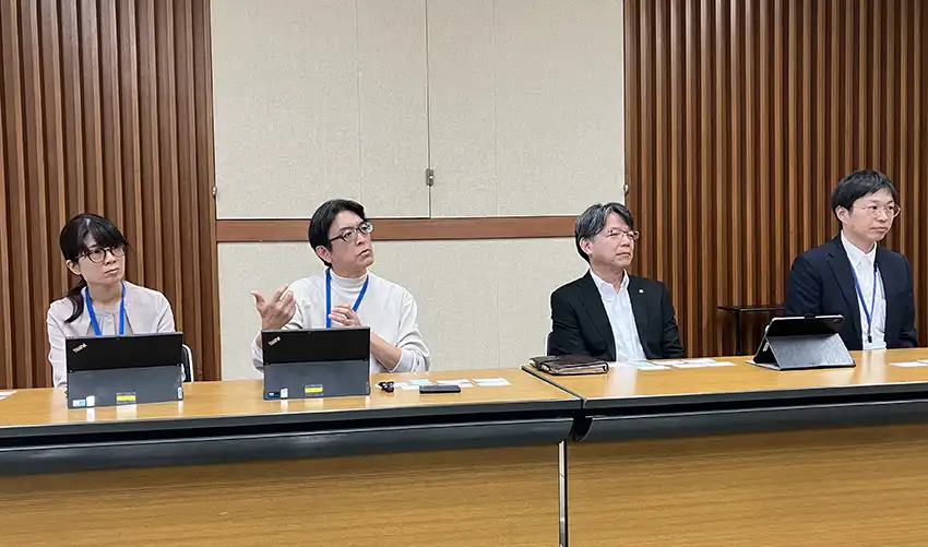 非競争分野での連携について説明する常陽銀と筑波銀の担当者（8月5日、常陽銀本店）