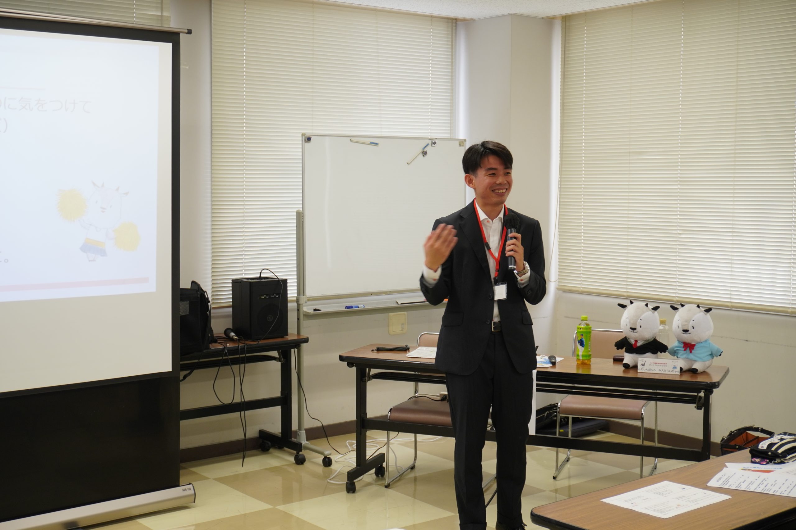 三重県信保協職員が中高生向けにトラブル事例を分かりやすく説明した（8月14日、津市）
