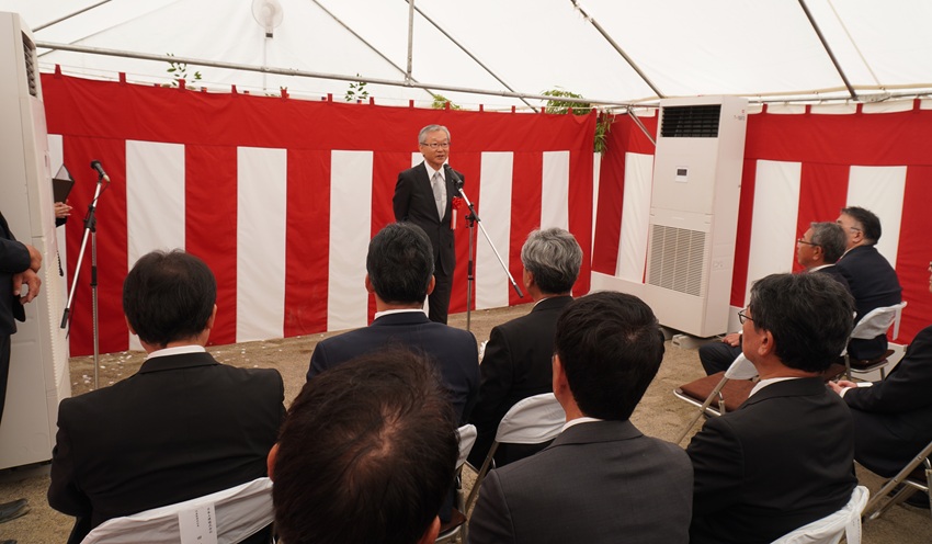 起工式であいさつする三重県信保協の稲垣会長（8月27日、津市）