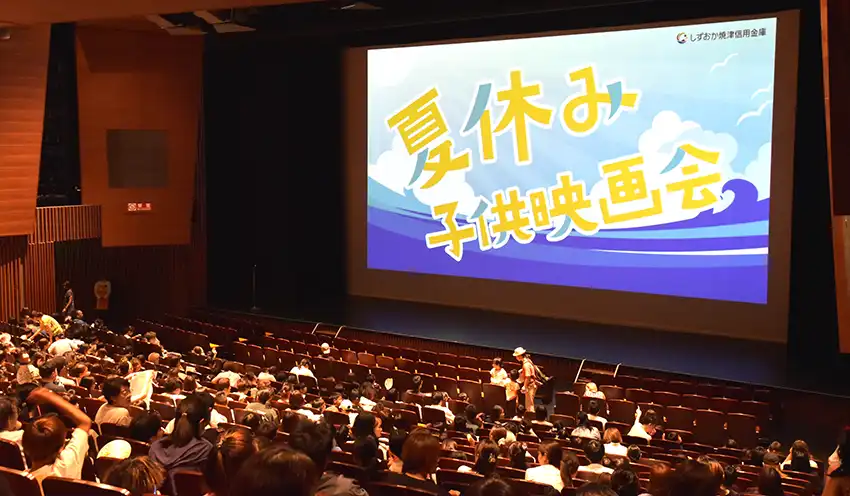 上映前、劇場に集まる親子連れら（８月25日、静岡市）