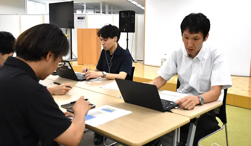 開放特許の説明を聞く川崎信金職員（8月26日、川崎市内）