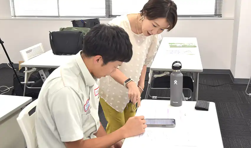 参加者の相談にのる岩﨑氏（8月6日、ぬましんコンパス沼津）