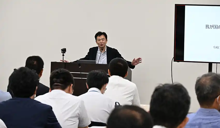 講師を務めた原田課長（8月21日、四国財務局）