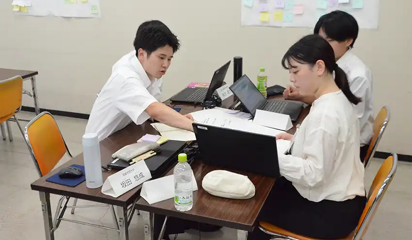 グループワークでデジタルを生かした地方創生について話し合うインターン参加の学生（８月22日、佐賀銀事務センター）