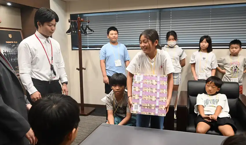 参加者は1億円の札束を持ち上げた（8月13日、本店）