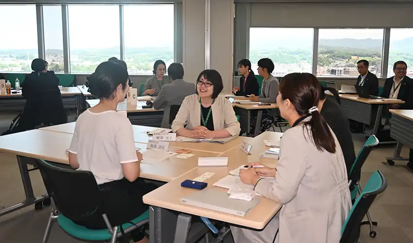 交流を深める秋田銀と岩手銀の行員（8月1日、盛岡市）