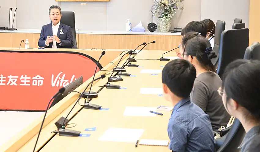 社長インタビューで子供からの質問に回答する高田社長（8月25日、東京本社ビル）