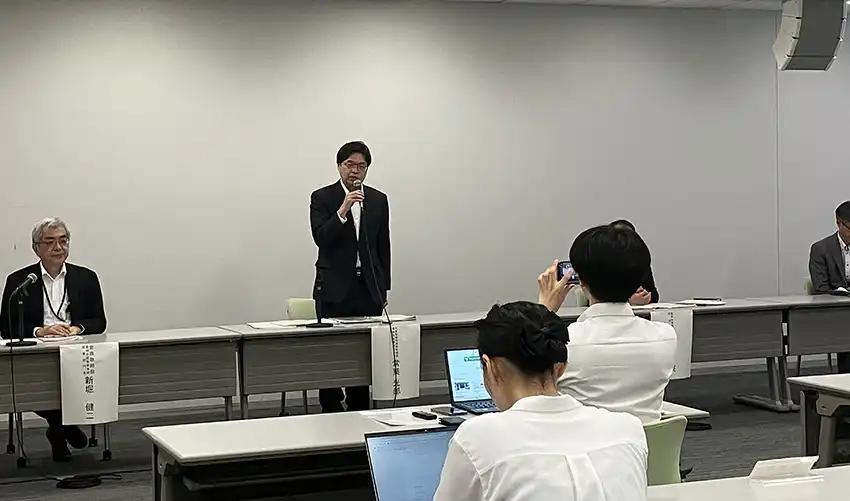 冒頭、参加したメディア各社にあいさつする常葉専務（8月7日、本店）