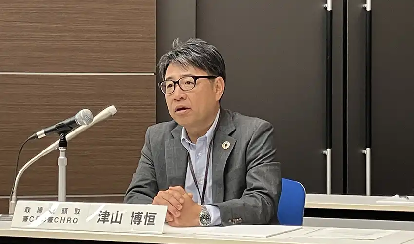 長期ビジョンについて説明する津山頭取(8月5日、北洋大通センター)