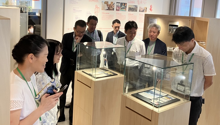 フリーの社内を見物する参加者（8月7日）