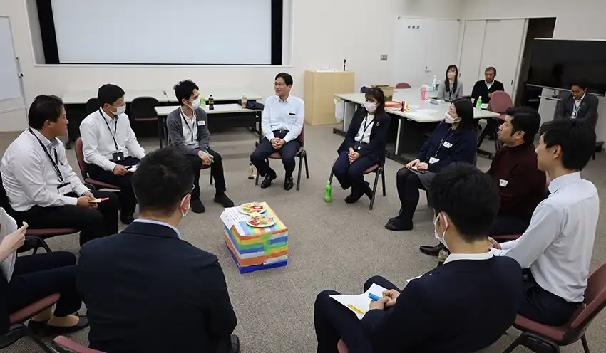タウンホールミーティングで職員と対話する横山理事長（中央、高崎支店、しののめ信金提供）