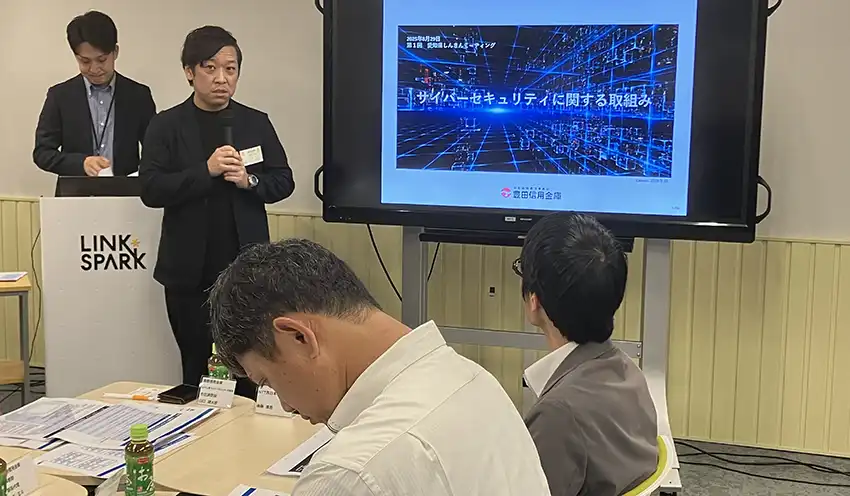説明する豊田信金の高橋副部長（左から2人目、　8月29日、NTT西日本東海支店）