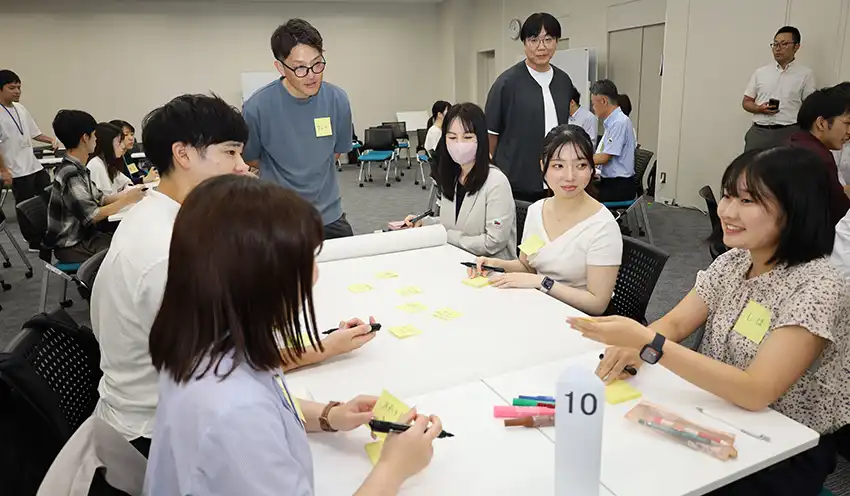人口流出の原因を考え、解決策を活発に議論する参加者（8月20日、叡啓大学）