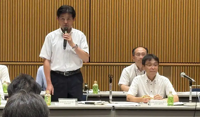 あいさつする安齋専務と岡洋・企業支援部長（右、8月5日、コラッセふくしま）