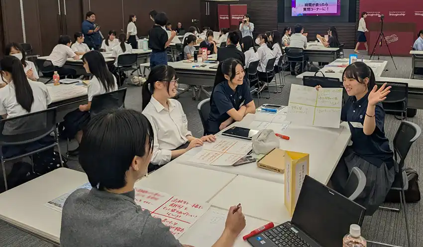 チームを組む地元企業担当者に自己紹介する中・高校生（8月20日、本部研修センター）