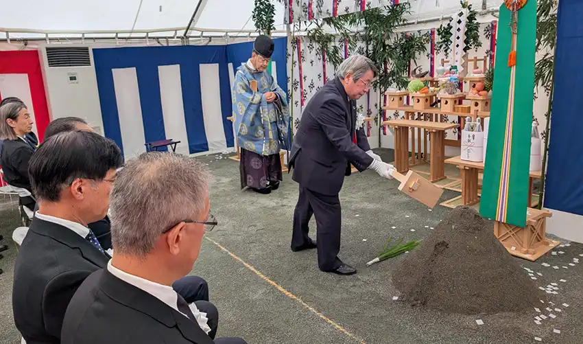 地鎮祭で鍬入之儀に臨む清野会長（８月５日、本部別館建設地）
