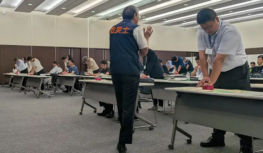心臓マッサージ方法を学ぶ行員（8月22日、本部研修センター）
