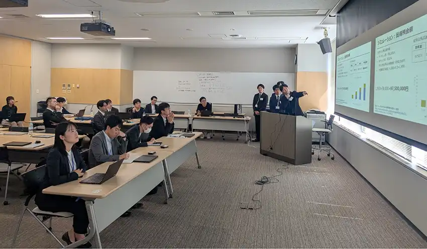データ分析に基づく預金獲得策を発表する学生（8月22日、本部研修センター）