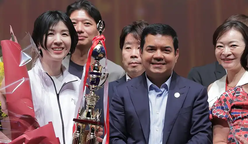 優勝したAZUL Energy の森崎景子CBO（左）とアニスCEO（右から2人目、8月22日、東北大学、ペガサス・テック・ベンチャーズ提供）