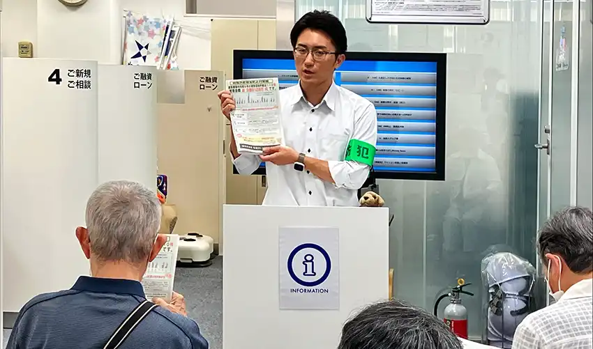 講義する宮成警部補(8月15日、きらぼし銀練馬支店・豊島園支店、きらぼし銀提供)