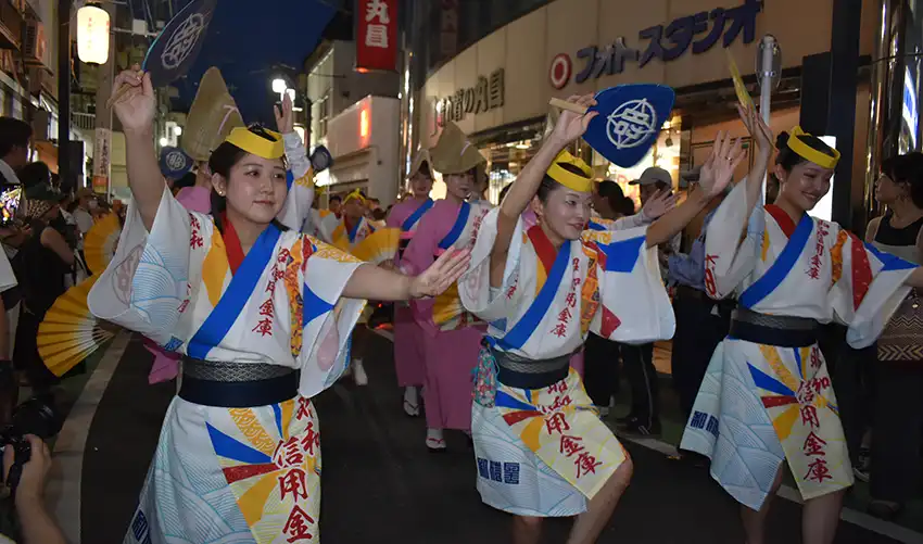 踊りを披露する昭和信金の職員(8月16日、東京・下北沢)