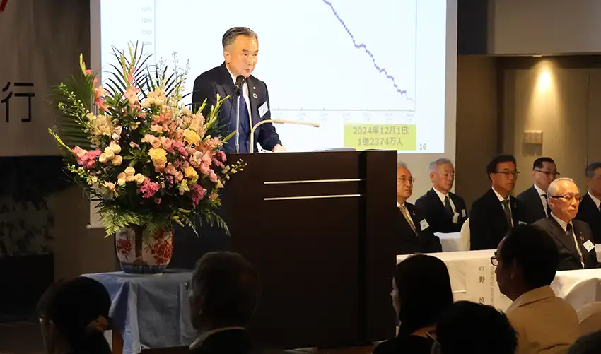 鶴久頭取は経済情勢や銀行の事業内容を説明した（8月1日、ホテルマリターレ創世久留米）