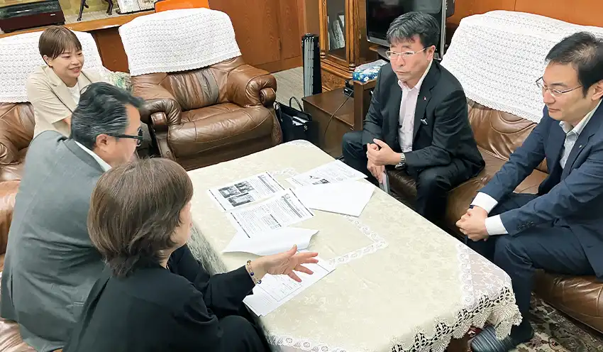 宮田建設の役員と情報交換する牛嶋支店長（右から2人目）と藤田恭平副長（右、6月17日、宮田建設）
