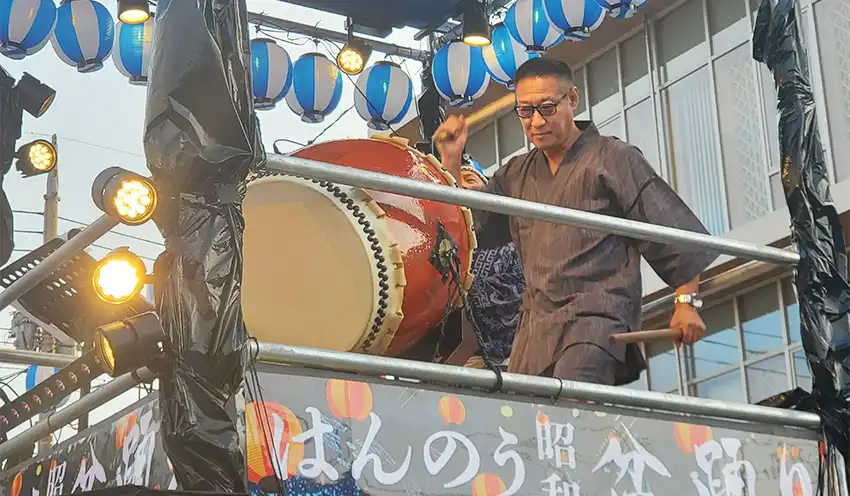 和太鼓を初披露する松下理事長（8月9日、飯能中央支店駐車場）