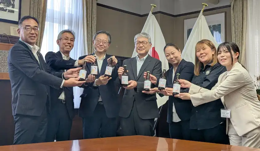 記念撮影する田谷理事長（左から2人目）、城南信金の川本恭治相談役（同3人目）、和歌山県の宮﨑知事（同4人目、8月29日、和歌山県庁、きのくに信金提供）