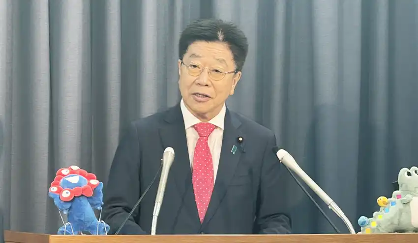 会見する加藤金融相（8月1日、財務省）