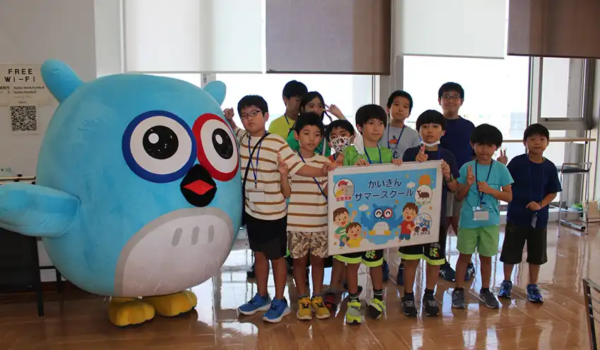 サマースクールに参加した小学生(8月21日、本店、沖縄海邦銀提供)