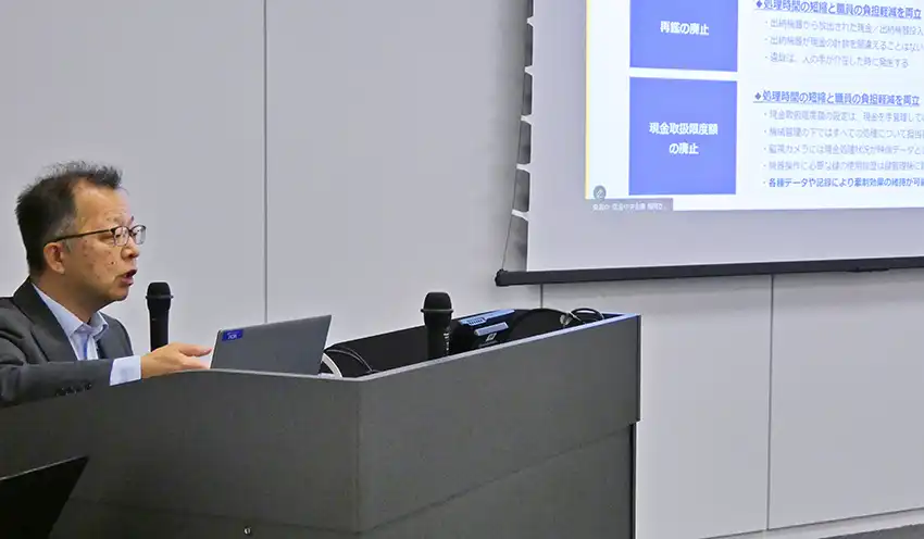「事務改革と人員配置を並行して考えることが大切」と話す小坂氏（8月22日、福岡支店）
