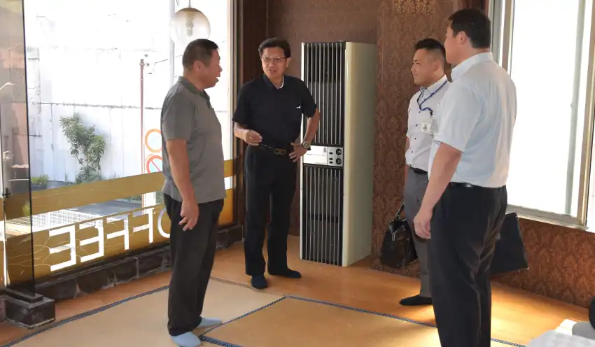 空き店舗を所有する八百康商店の鈴木基仁さん（左）と商談する土肥温泉旅館協同組合の野毛貴登理事長（左から2人目）。同席する間野さん（同3人目）と田中支店長（7月31日、伊豆市）